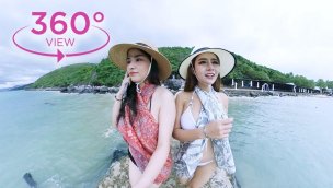 VR360游泳女孩两个可爱的女孩独自在海滩上Pet和Bae